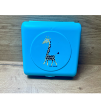 Laden Sie das Bild in den Galerie-Viewer, Carl Oscar - Brotdose Ausstellungsstück Sandwichbox Giraffe blau