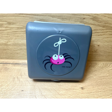 Laden Sie das Bild in den Galerie-Viewer, Carl Oscar - Brotdose Ausstellungsstück Sandwichbox Spinne grau