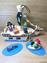 Laden Sie das Bild in den Galerie-Viewer, Moses - Holz Piratenschiff, 14 teiliges Spielset