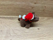 Laden Sie das Bild in den Galerie-Viewer, Moses - Plüschiger Weihnachtsflitzer