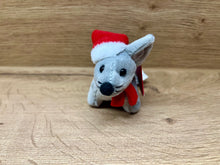 Laden Sie das Bild in den Galerie-Viewer, Moses - Plüschiger Weihnachtsflitzer