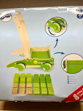 Laden Sie das Bild in den Galerie-Viewer, Small Foot - Holz Lauflernwagen Krokodil 25 Teile