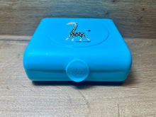 Laden Sie das Bild in den Galerie-Viewer, Carl Oscar - Brotdose Ausstellungsstück Sandwichbox Giraffe blau