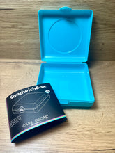 Laden Sie das Bild in den Galerie-Viewer, Carl Oscar - Brotdose Ausstellungsstück Sandwichbox Giraffe blau