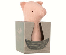 Laden Sie das Bild in den Galerie-Viewer, Maileg - Stoff Rassel Noahs Friends Pig Schwein