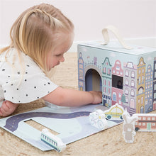 Laden Sie das Bild in den Galerie-Viewer, Little Dutch - Spielkoffer Stadt mit Holz Figuren
