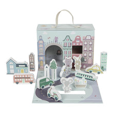 Laden Sie das Bild in den Galerie-Viewer, Little Dutch - Spielkoffer Stadt mit Holz Figuren