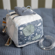 Laden Sie das Bild in den Galerie-Viewer, Little Dutch - Stoff Activity Würfel Ocean blue