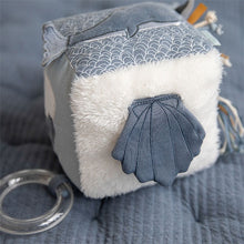 Laden Sie das Bild in den Galerie-Viewer, Little Dutch - Stoff Activity Würfel Ocean blue