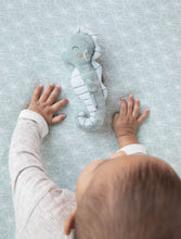 Laden Sie das Bild in den Galerie-Viewer, Little Dutch - Stoff Rassel Seepferdchen Ocean Mint