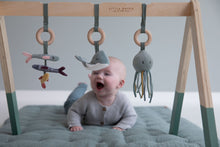 Laden Sie das Bild in den Galerie-Viewer, Little Dutch - Holz Activity Spieltrapez Spielbogen ocean mint