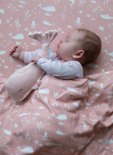 Laden Sie das Bild in den Galerie-Viewer, Little Dutch - Stoff Kuscheltier Wal 24cm Ocean Pink