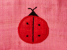 Laden Sie das Bild in den Galerie-Viewer, Rice - Rafia Bastkorb Kinderkorb pink Marienkäfer